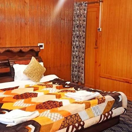 Backyard Stays With Dal Lake View Srīnagar Exterior foto