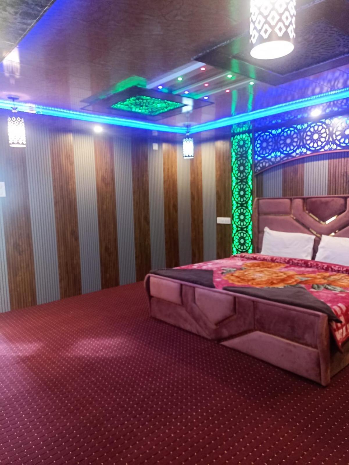 Backyard Stays With Dal Lake View Srīnagar Exterior foto