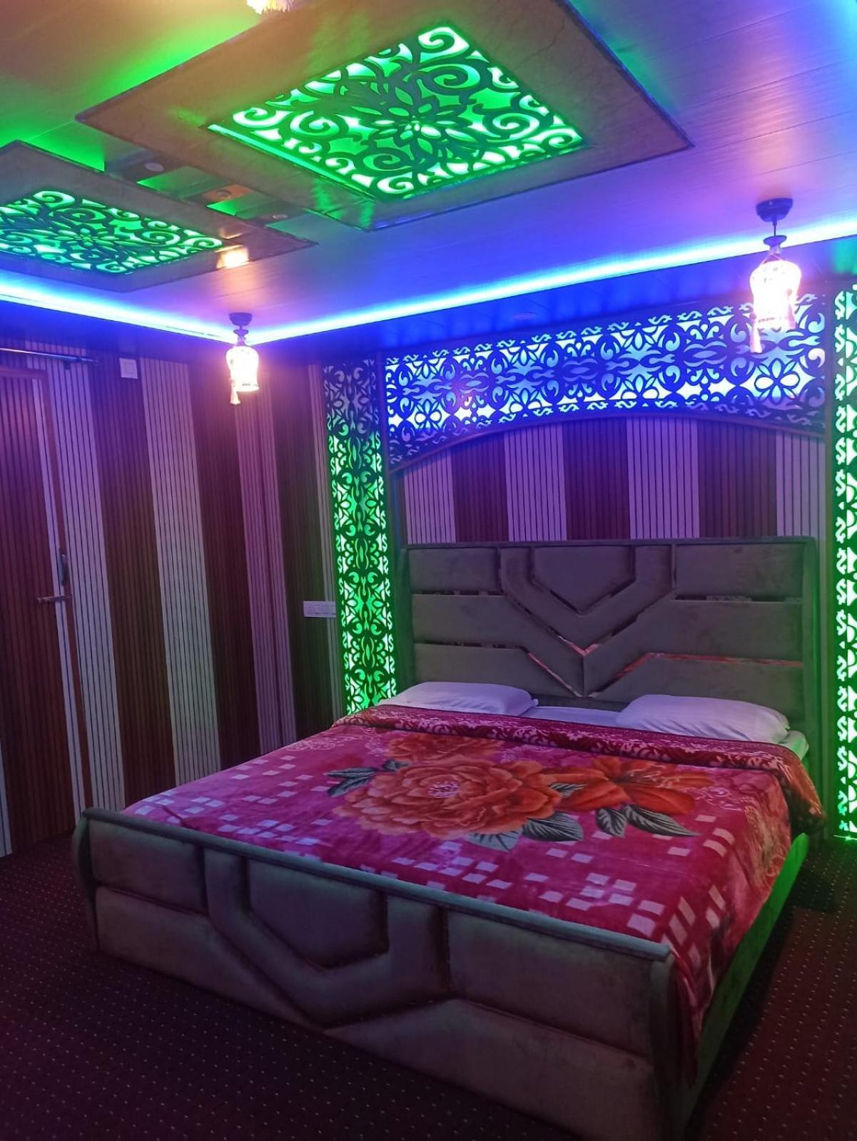 Backyard Stays With Dal Lake View Srīnagar Exterior foto