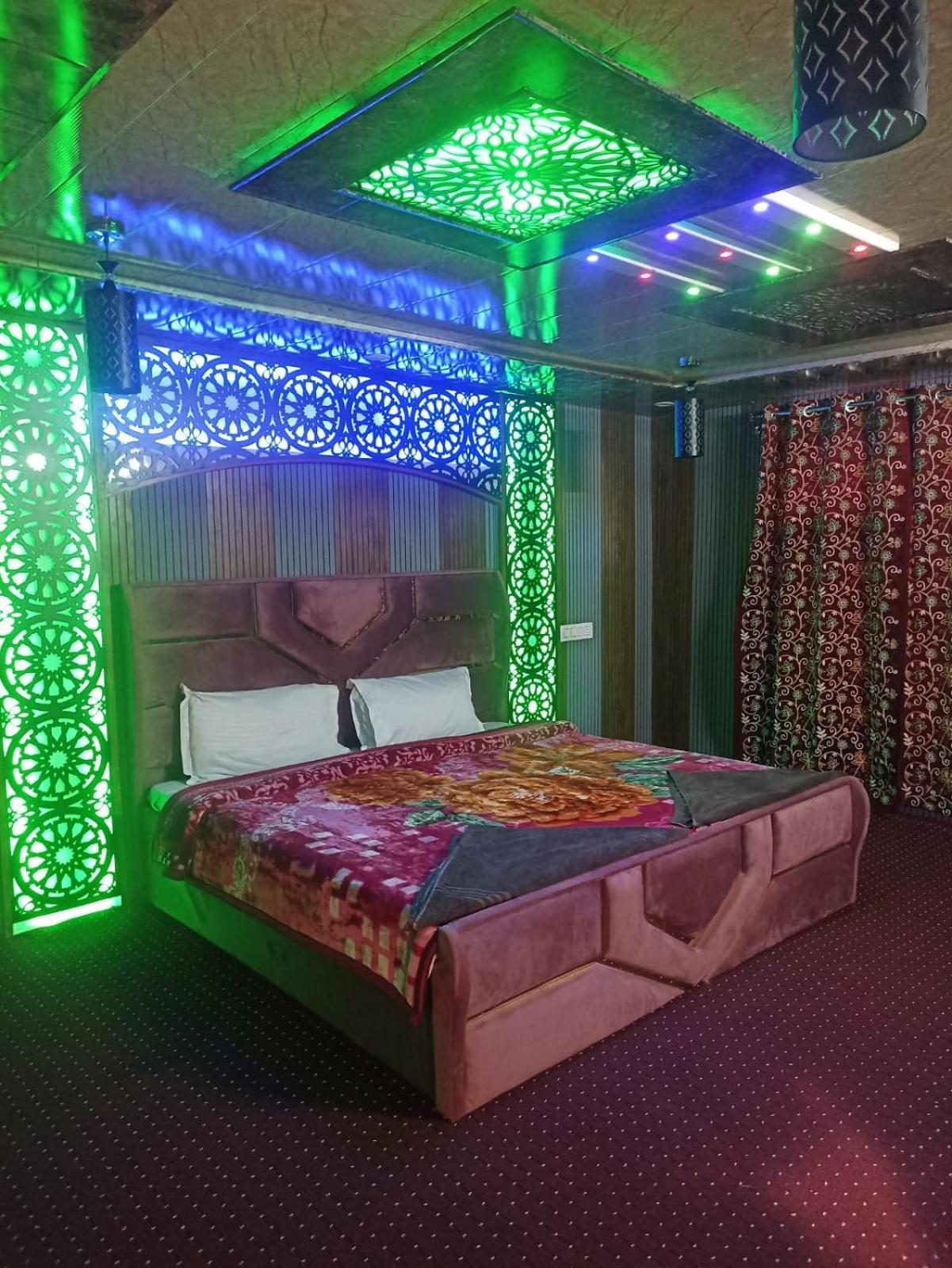 Backyard Stays With Dal Lake View Srīnagar Exterior foto