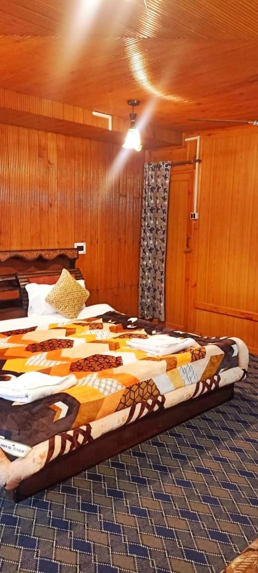 Backyard Stays With Dal Lake View Srīnagar Exterior foto