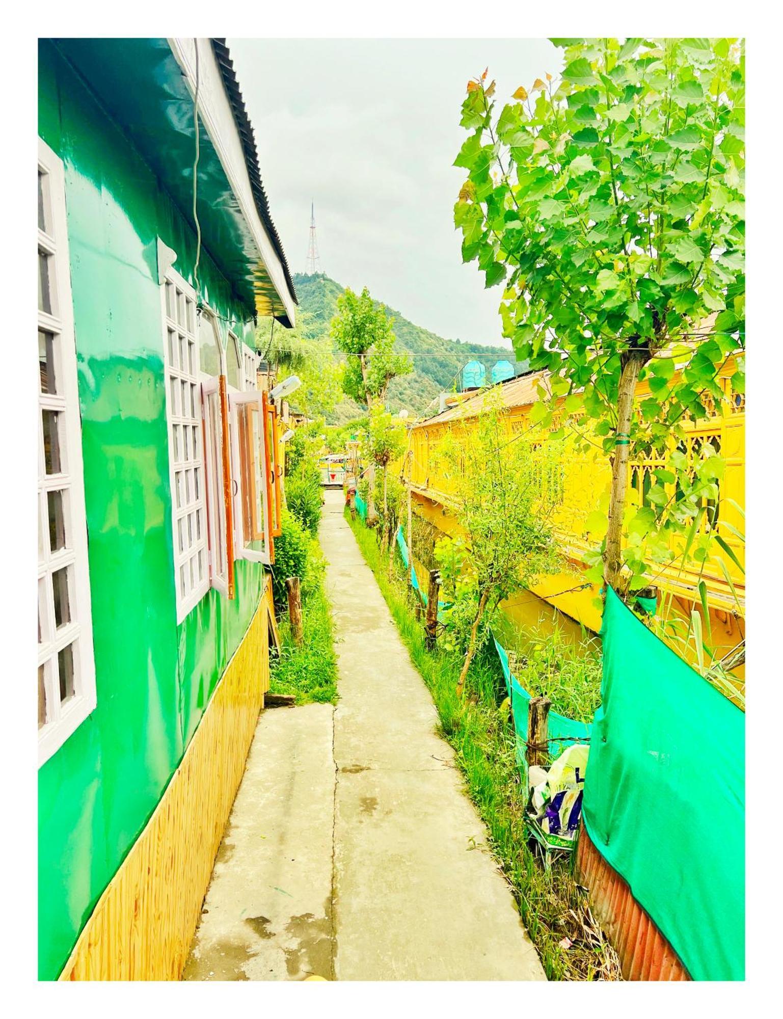 Backyard Stays With Dal Lake View Srīnagar Exterior foto